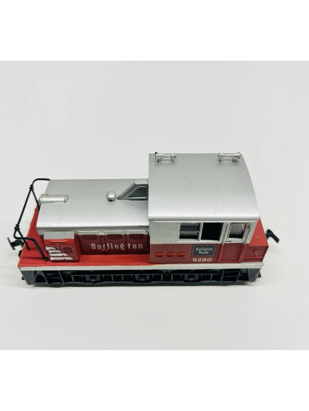 N scale Bachmann Burlington Plymouth 0-6-0 Diesel switcher w Rapido couplers